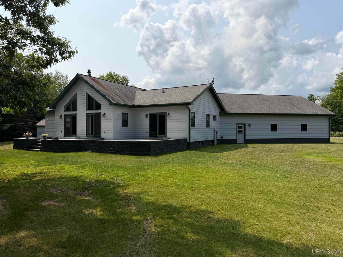 House in Chassell, Michigan, United States 1 - 18861402