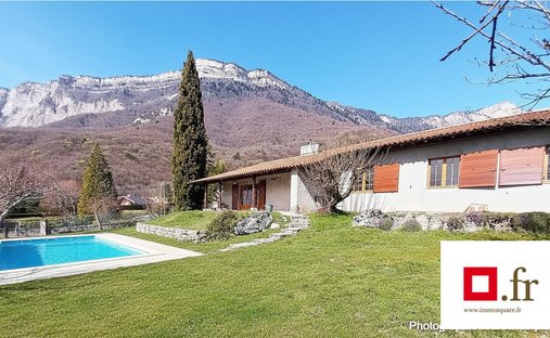 Country House in Corbonne-Centre-Maréchaux, Saint-Ismier, France 1
