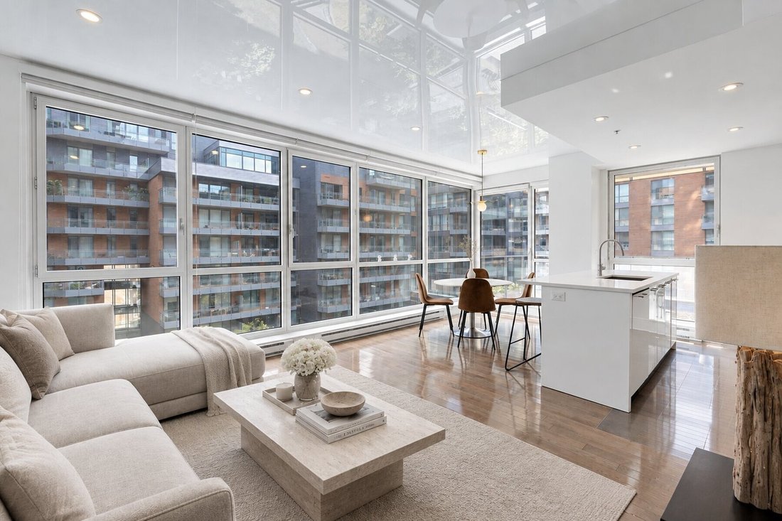 Condo in Montreal, Quebec, Canada 1 - 18673054