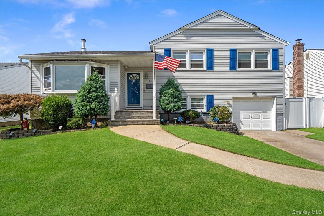 House in East Meadow, New York, United States 1 - 18866912