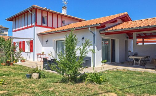 House in Saint-Pierre-d'Irube, Nouvelle-Aquitaine, France 1