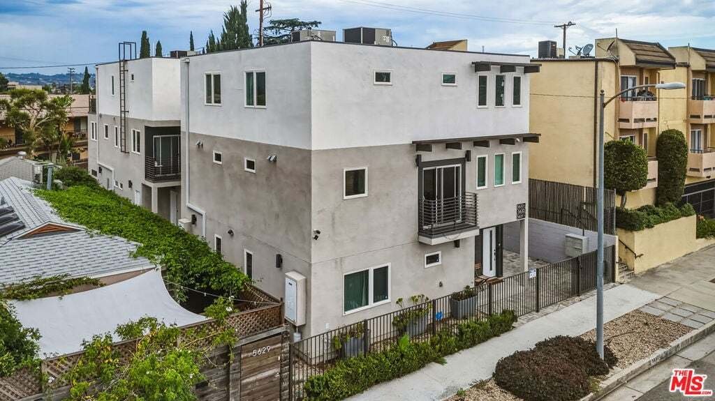Los Angeles, California, United States 3 - 18845387