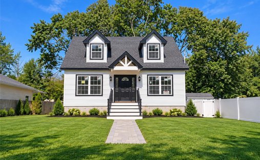 House in Shirley, New York, United States 1