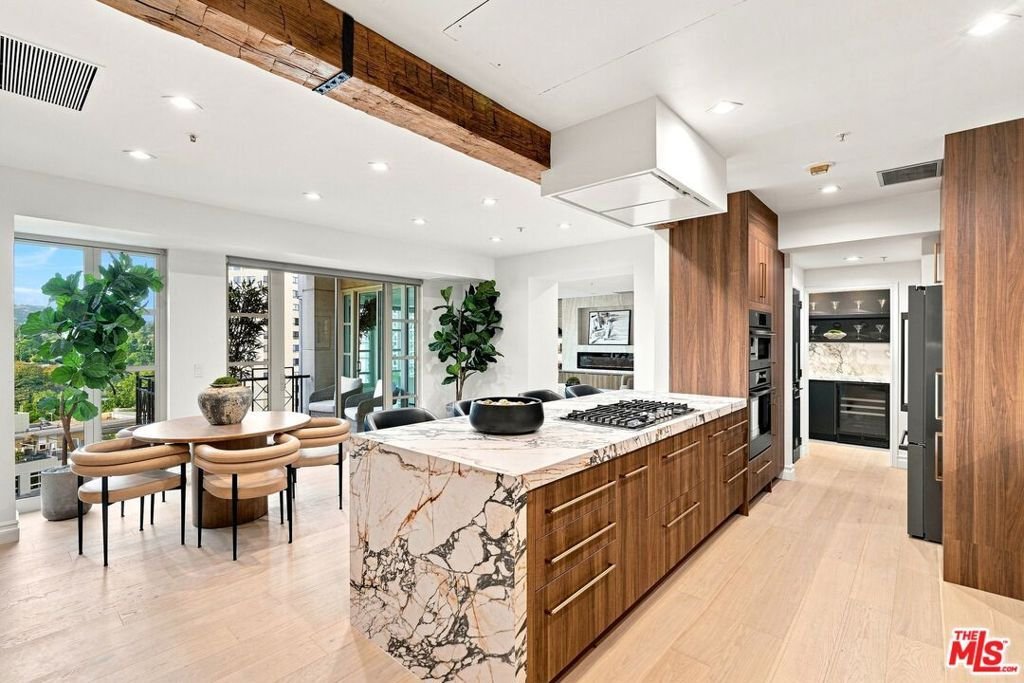 Condo in Los Angeles, California, United States 3 - 18866331