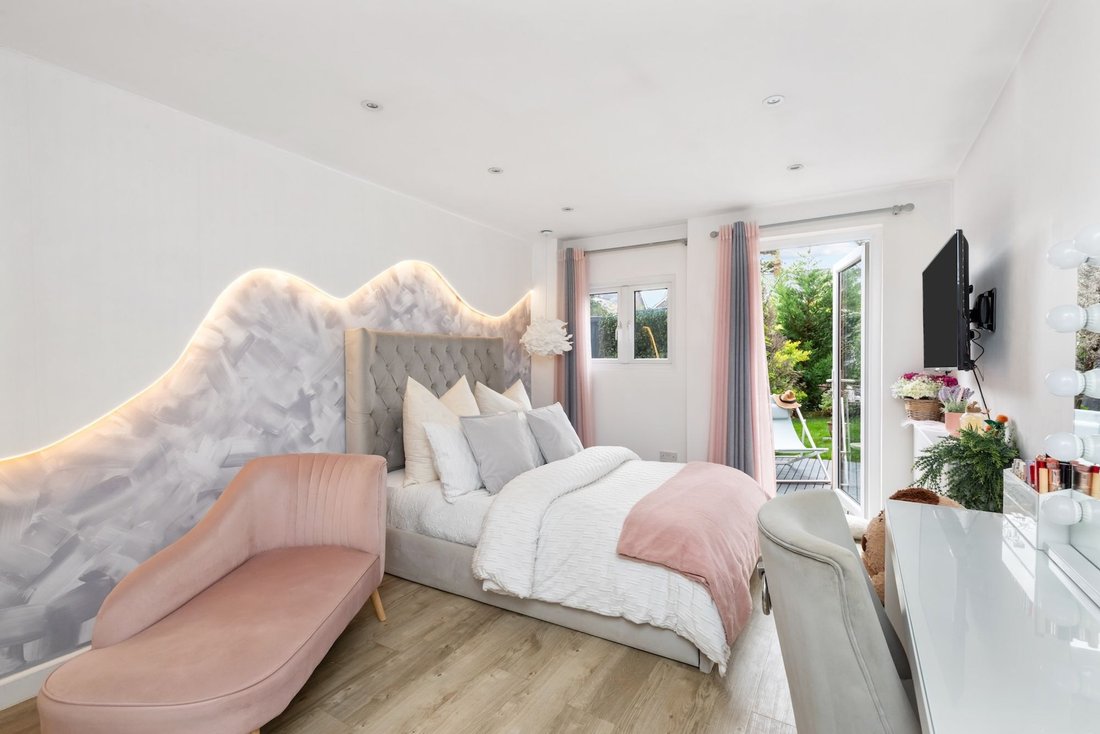 House in Broadbridge Heath, England 3 - 18864052