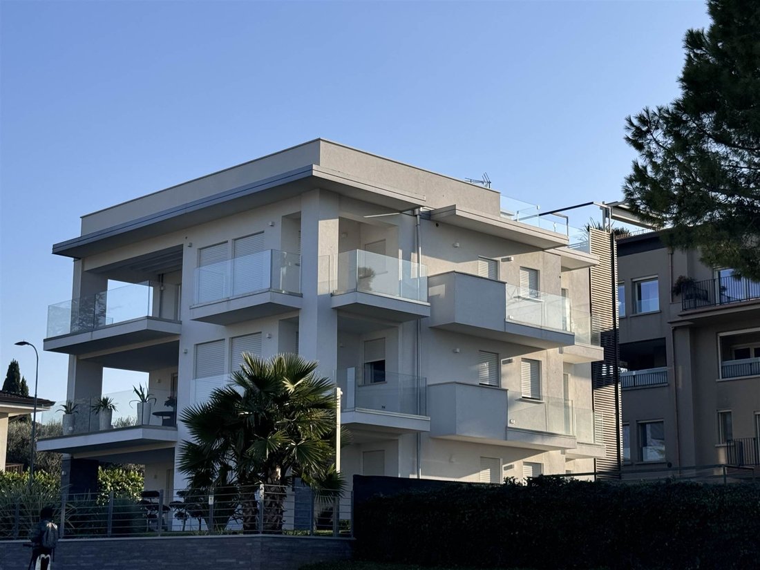Penthouse in Desenzano Centro, Desenzano del Garda, Lombardy 2 - 18867194