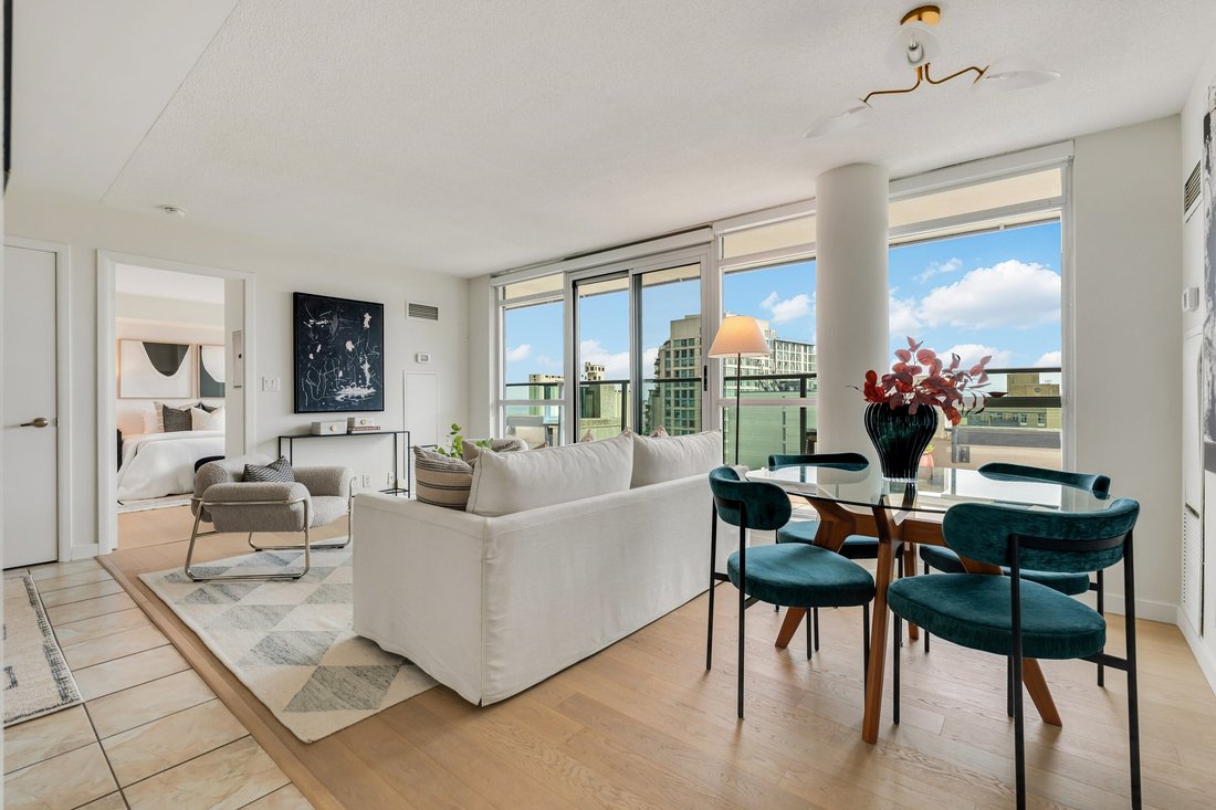 Condo in Toronto, Ontario, Canada 1 - 18869384