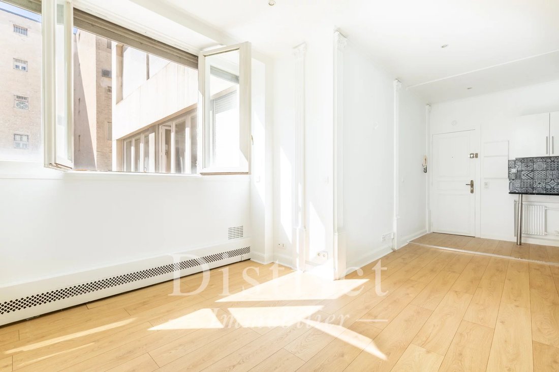 Apartment in Triangle d'Or, Paris 8e Arrondissement, Paris 2 - 18869299