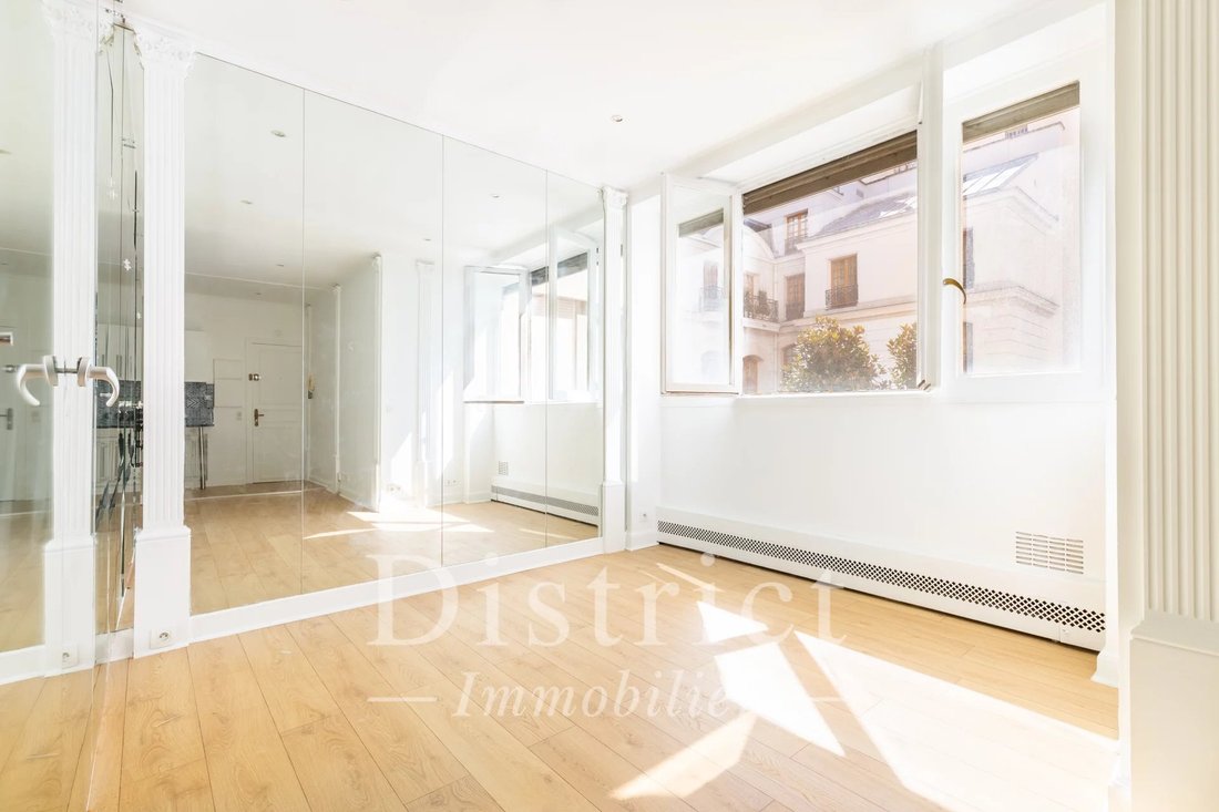Apartment in Triangle d'Or, Paris 8e Arrondissement, Paris 1 - 18869299