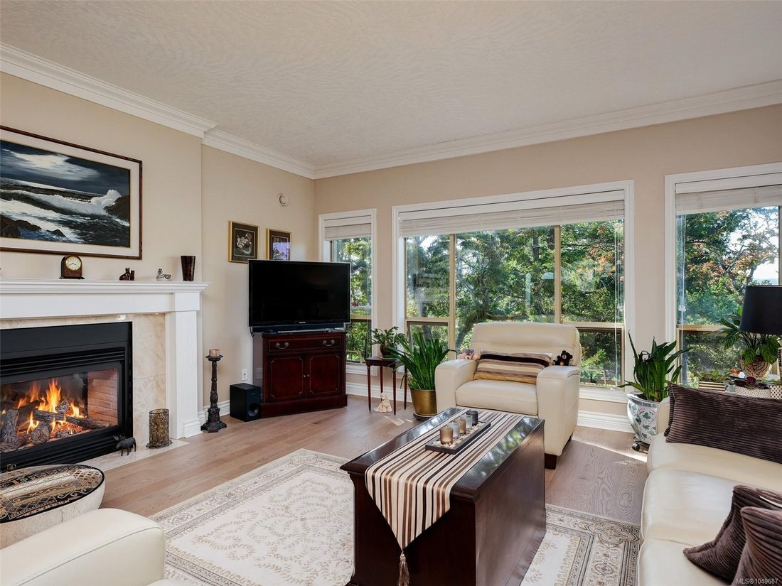 Townhouse in Saanich, British Columbia, Canada 2 - 18869433