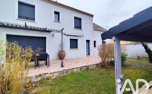 House in La Ville-du-Bois, Ile-de-France, France 1