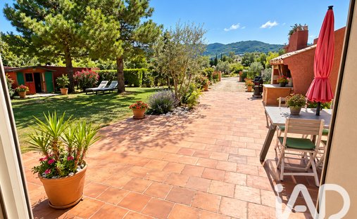 House in Est, Gemenos, France 1