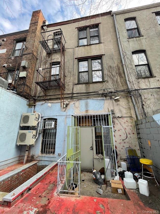 New York, New York, United States 2 - 18870354