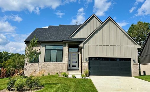House in Lake Angelus, Michigan, United States 1