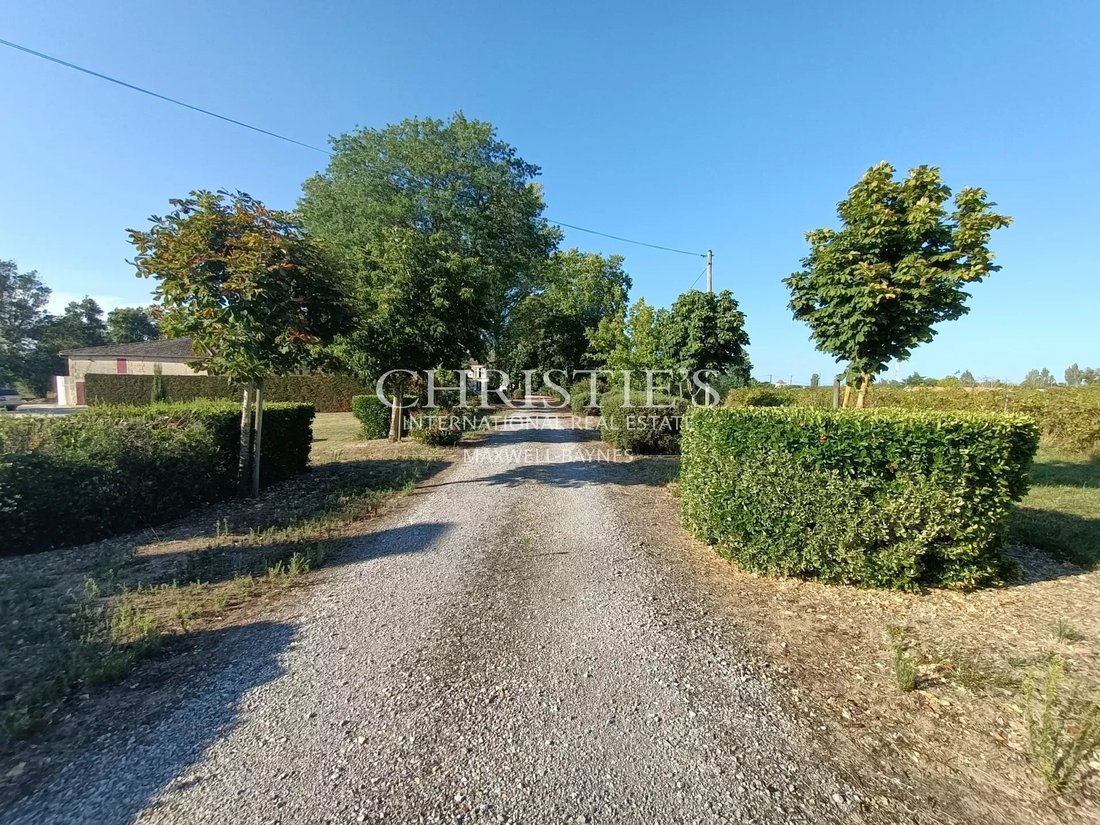 Estate in Saint-Sulpice-et-Cameyrac, Nouvelle-Aquitaine, France 5 - 16739726