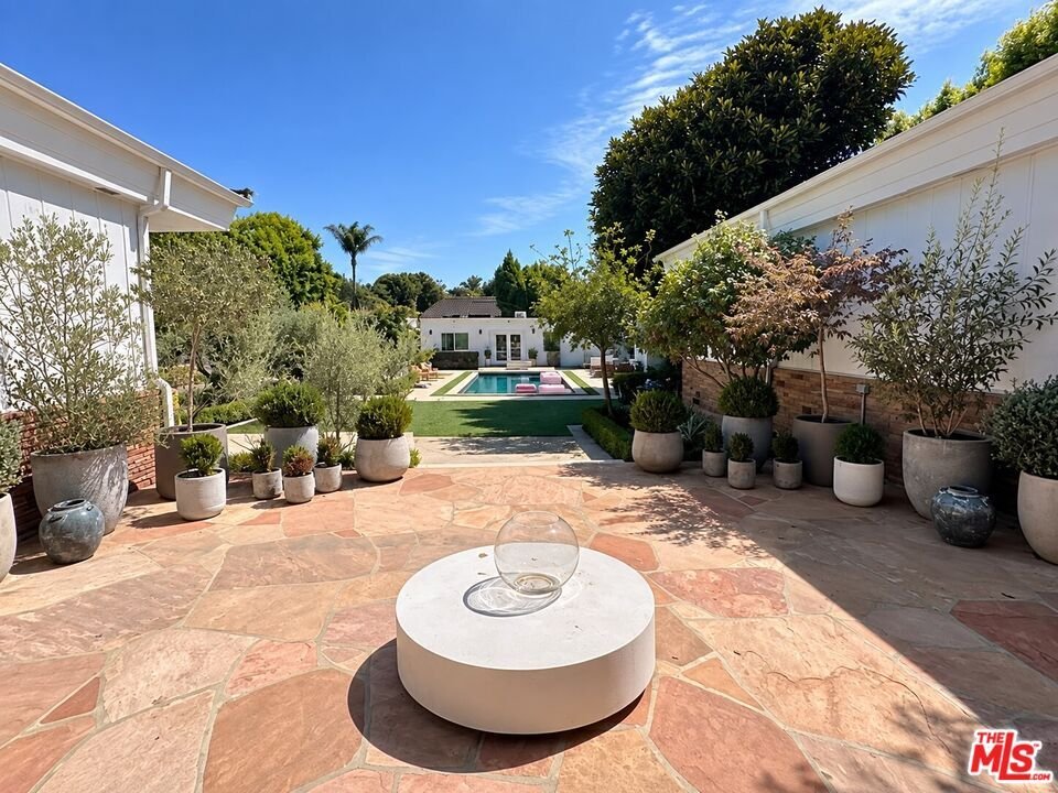 Beverly Hills, California, United States 5 - 18874611