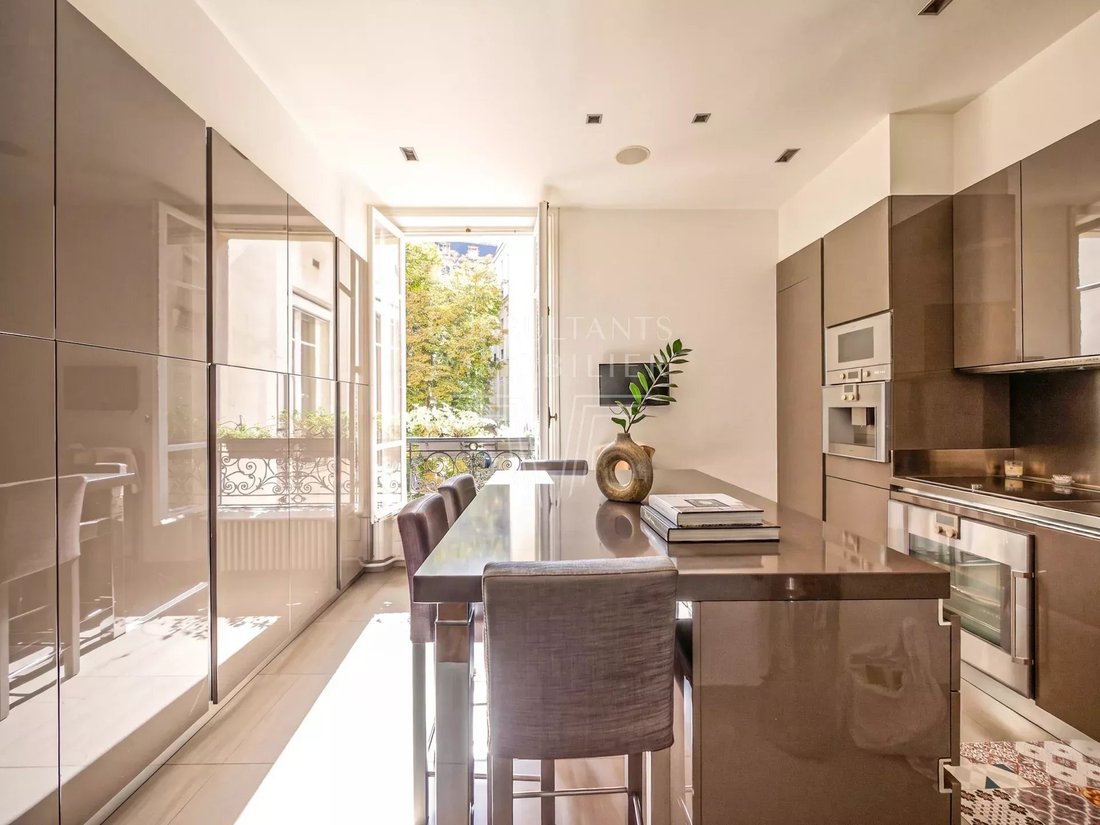 Apartment in Porte Dauphine, Paris 16e Arrondissement, Paris 5 - 18871902