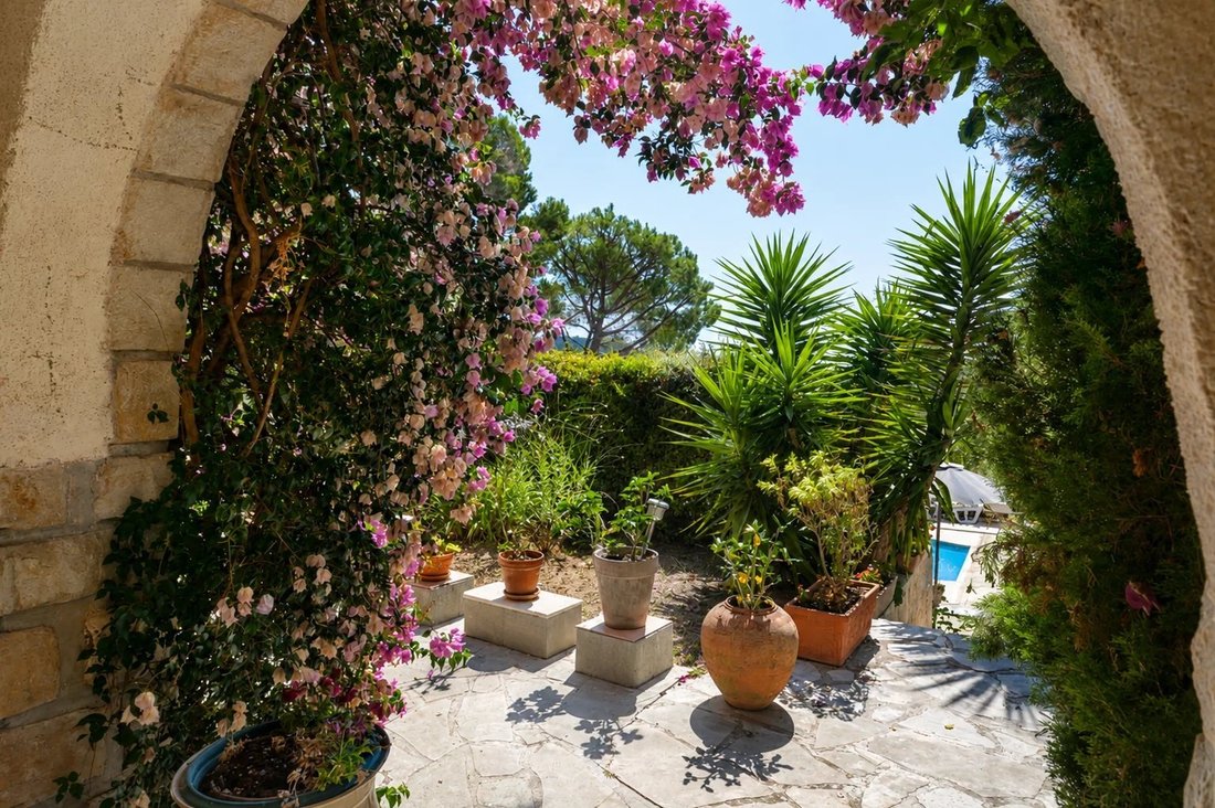 Villa in Sud, Roquefort-les-Pins, France 4 - 18875096