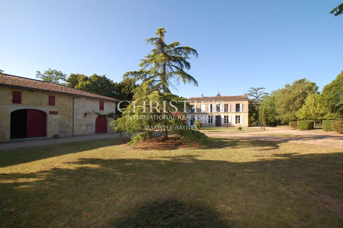 Estate in Saint-Sulpice-et-Cameyrac, Nouvelle-Aquitaine, France 1 - 16739726