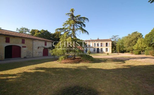 Estate in Saint-Sulpice-et-Cameyrac, Nouvelle-Aquitaine, France 1