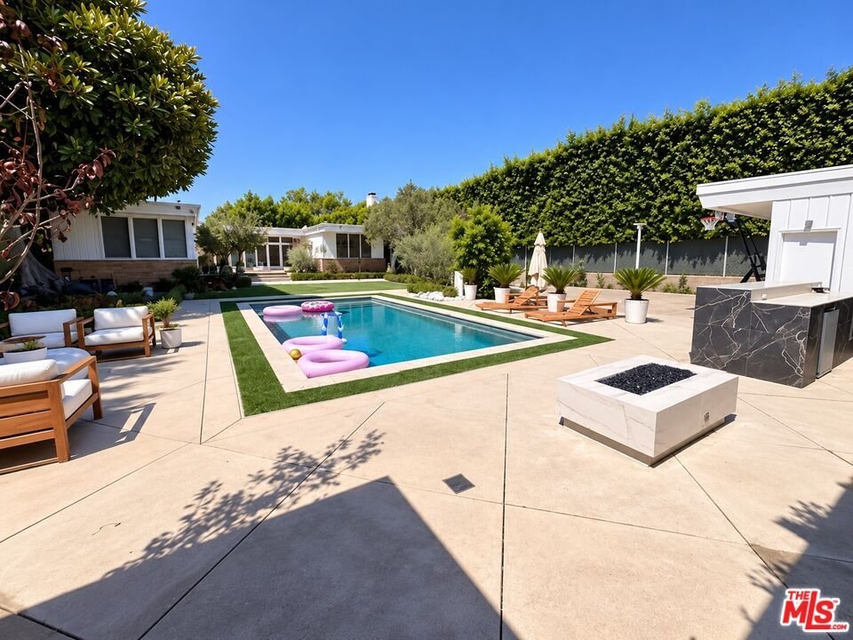 Beverly Hills, California, United States 1 - 18874611