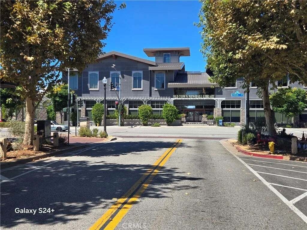 Santa Clarita, California, United States 5 - 16526238