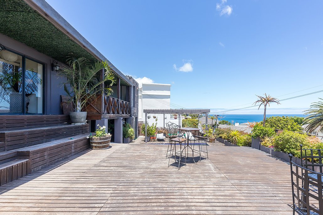 House in Camps Bay, Atlantic Seaboard, Cape Town 1 - 18875737