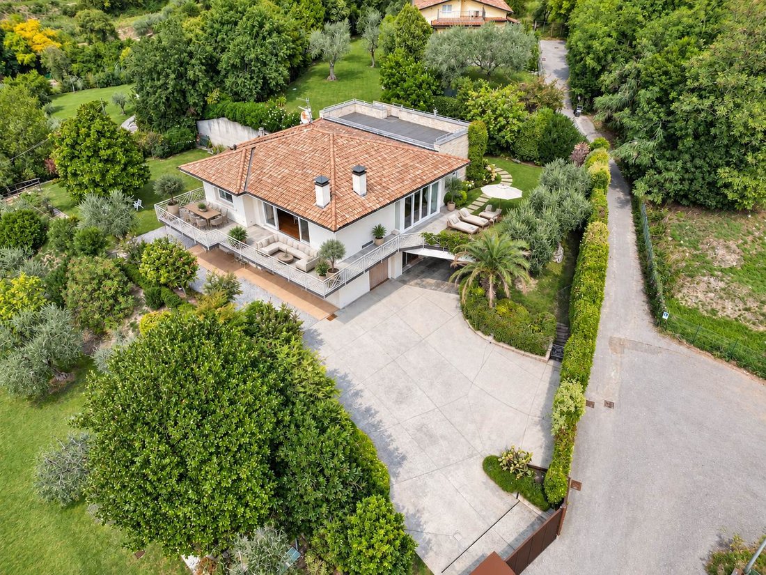 Villa in Salò, Lombardei, Italien 1 - 18874911