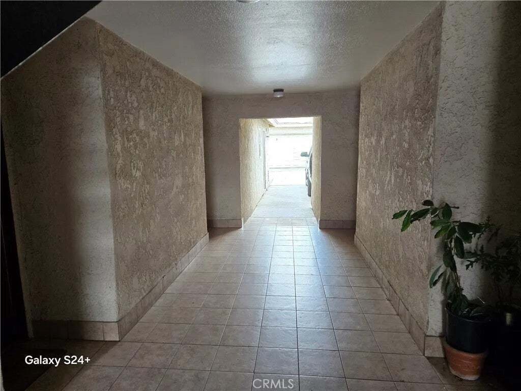 Santa Clarita, California, United States 3 - 16526238