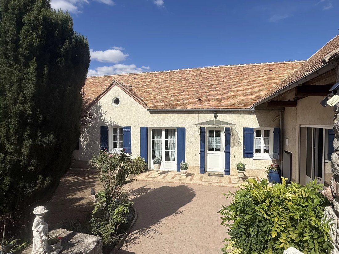 House in Villeneuve-la-Guyard, Bourgogne – Franche-Comté, France 1 - 17020671