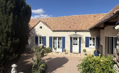 House in Villeneuve-la-Guyard, Bourgogne – Franche-Comté, France 1