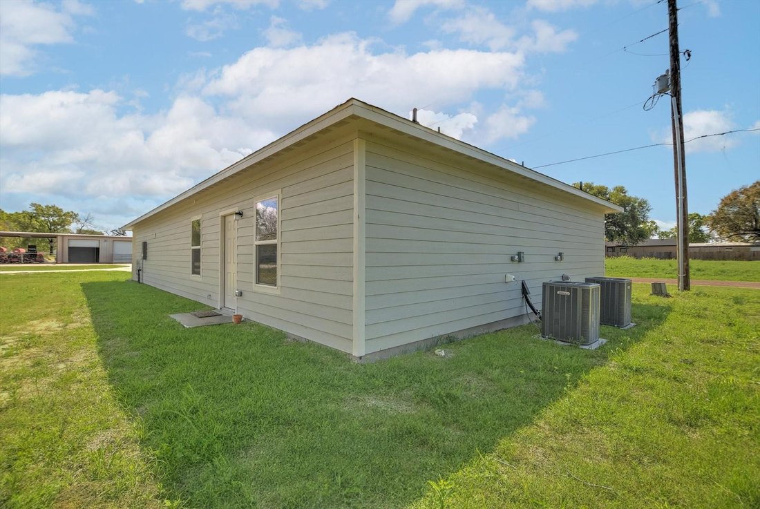 Anahuac, Texas, United States 3 - 18871415