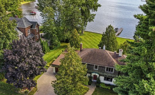 House in Beaconsfield, Quebec, Canada 1