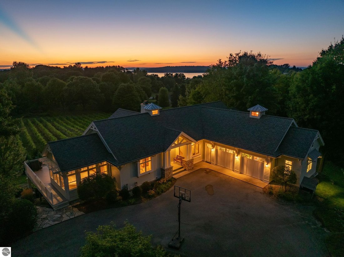 Haus in Traverse City, Michigan, Vereinigte Staaten 1 - 18871602