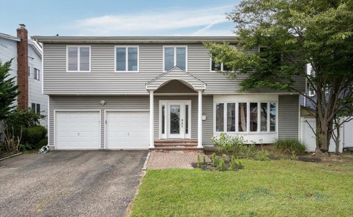 House in Merrick, New York, United States 1