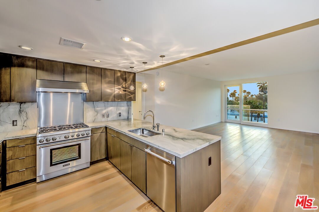 Santa Monica, California, United States 3 - 18874530