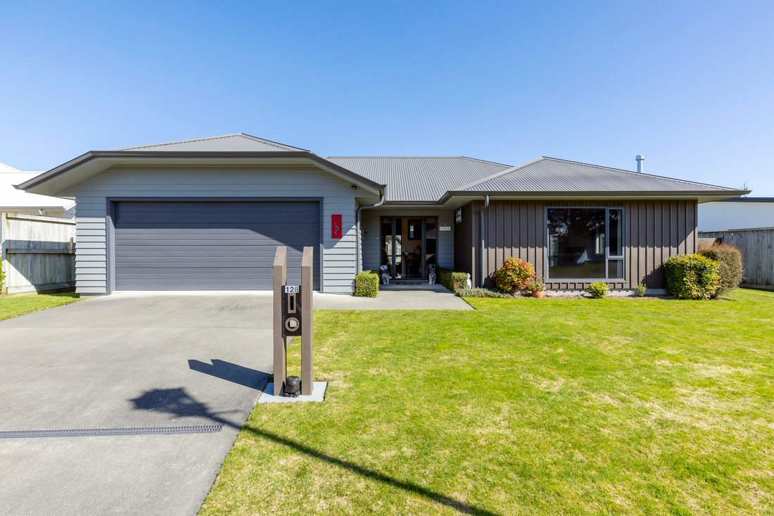 Taupo, Waikato, New Zealand 1 - 18870417