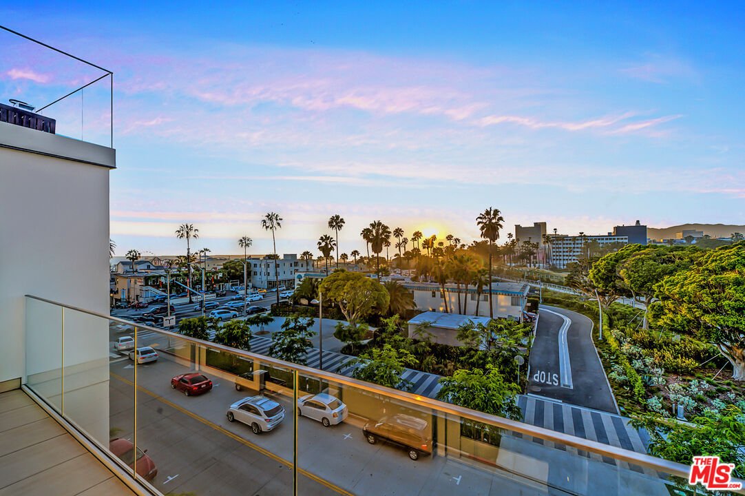 Santa Monica, California, United States 1 - 18874530