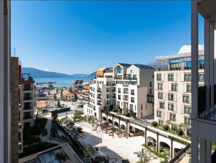 Villa in Tivat, Tivat Municipality, Montenegro 1 - 18877043