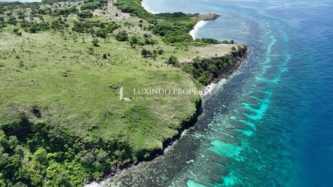 Land in Komodo, East Nusa Tenggara, Indonesia 1 - 18875847