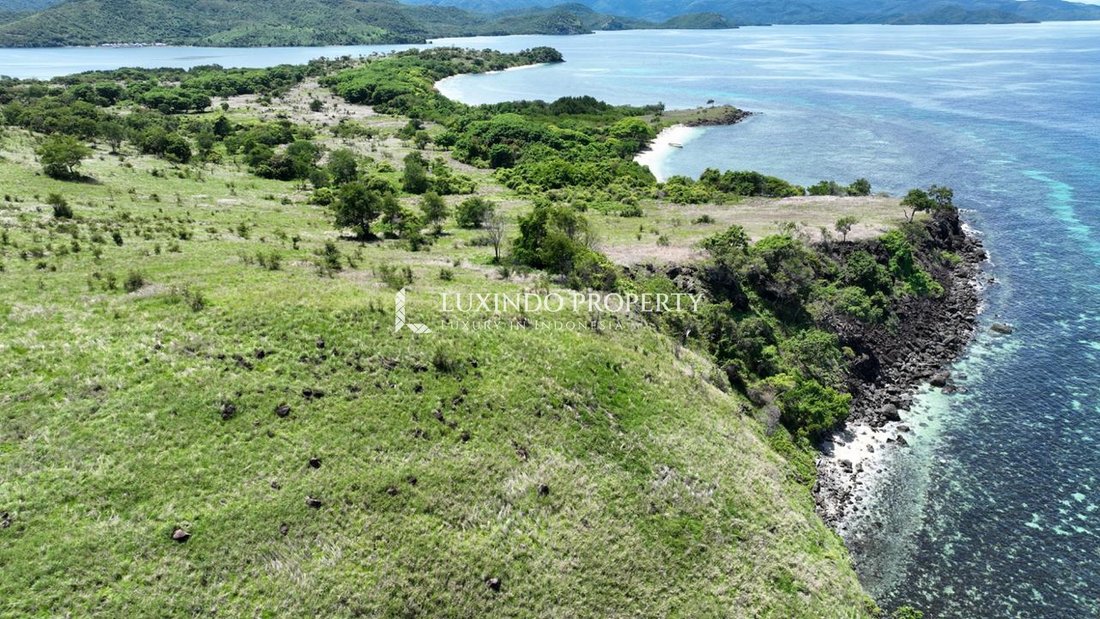 Land in Komodo, East Nusa Tenggara, Indonesia 2 - 18875847