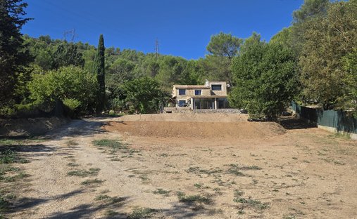 House in La Destrousse, Provence-Alpes-Côte d'Azur, France 1