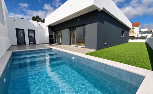 Villa in Fernao Ferro, Setubal, Portugal 1