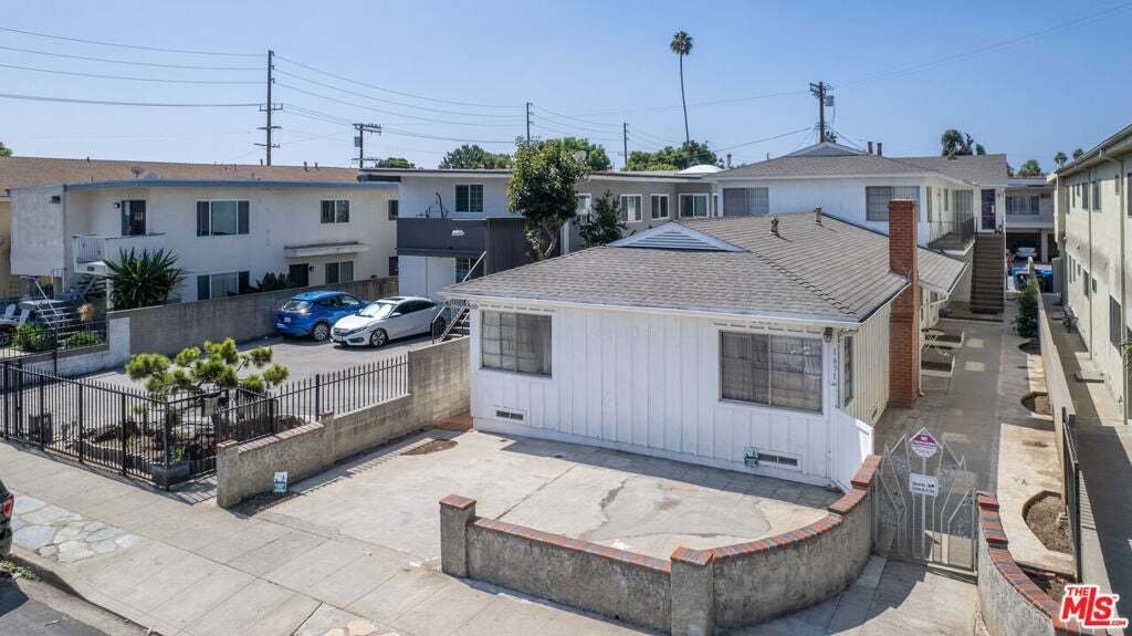 Los Angeles, California, United States 1 - 18876759