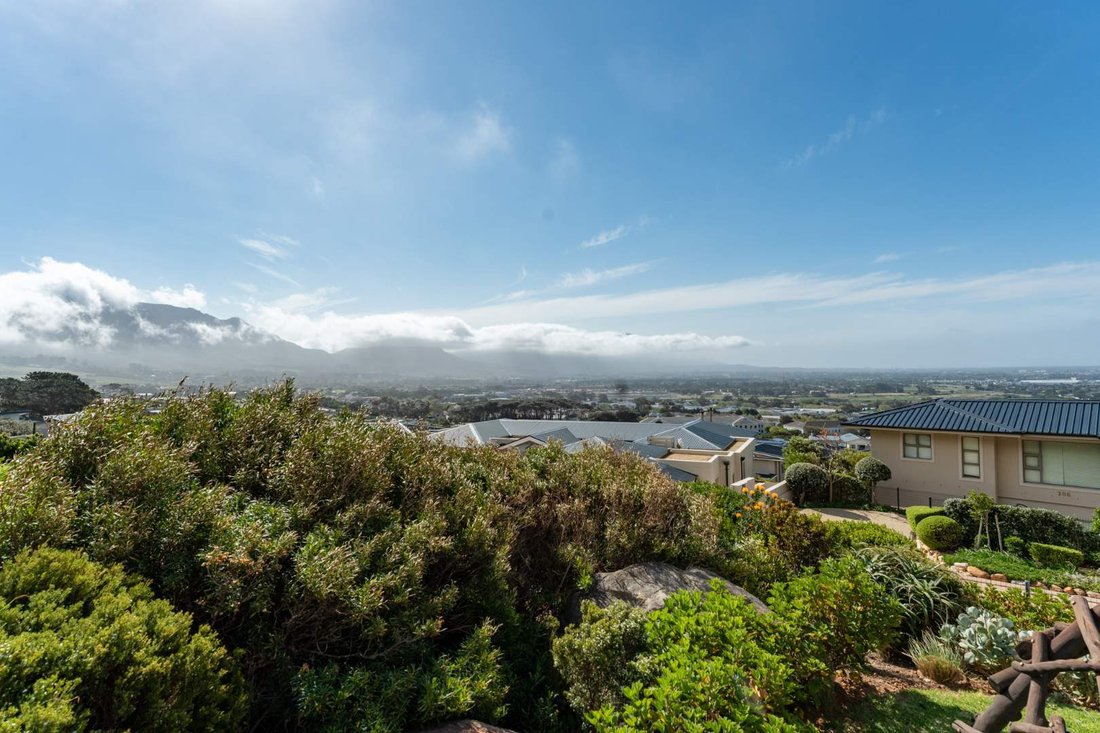 House in Westlake, Southern Suburbs, Cape Town 4 - 18877125