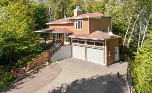 House in Sainte-Anne-des-Lacs, Quebec, Canada 1