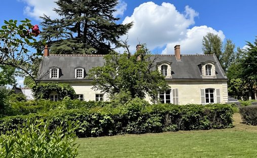 House in Saint-Cyr-sur-Loire, Centre-Val de Loire, France 1