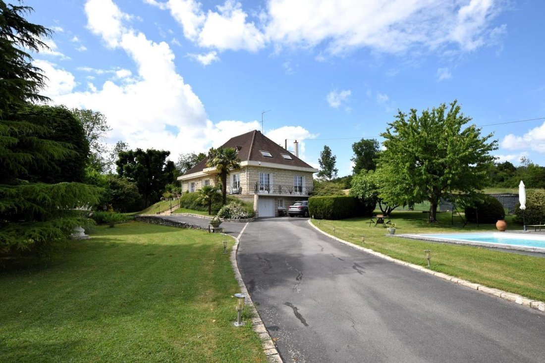 House in Vaux-sur-Seine, Ile-de-France, France 1 - 18882887