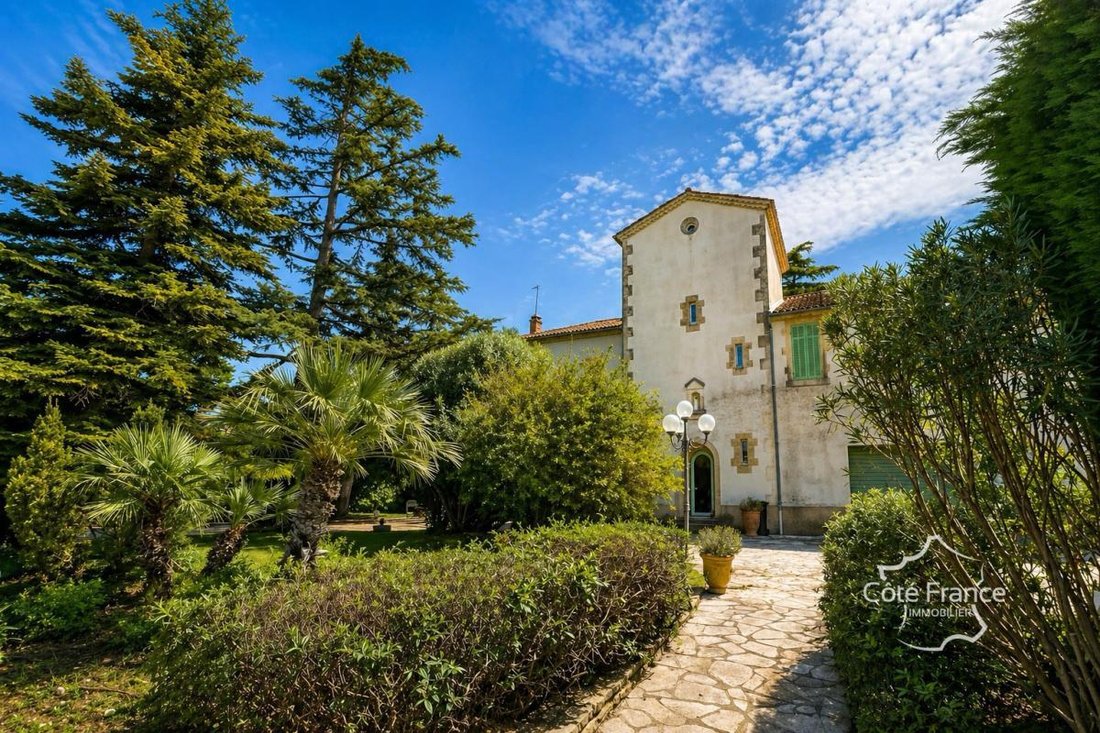 Schloss in Grans, Provence-Alpes-Côte d'Azur, Frankreich 1 - 18882361