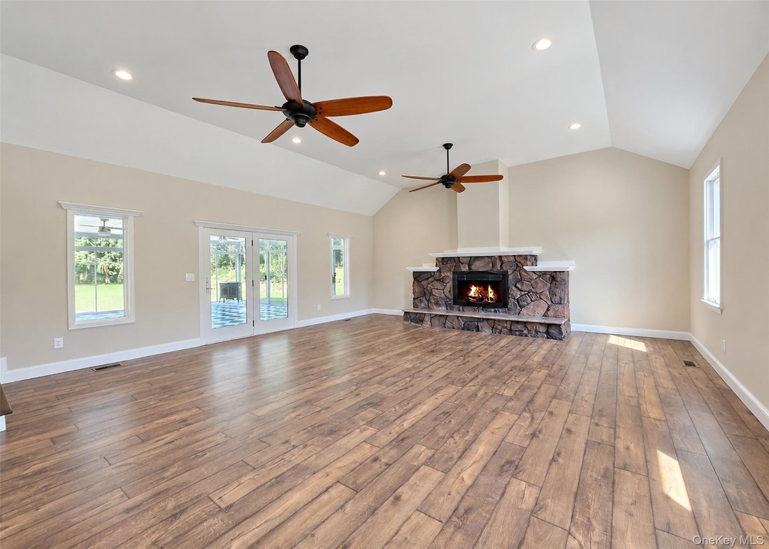 House in Manorville, New York, United States 5 - 18887140